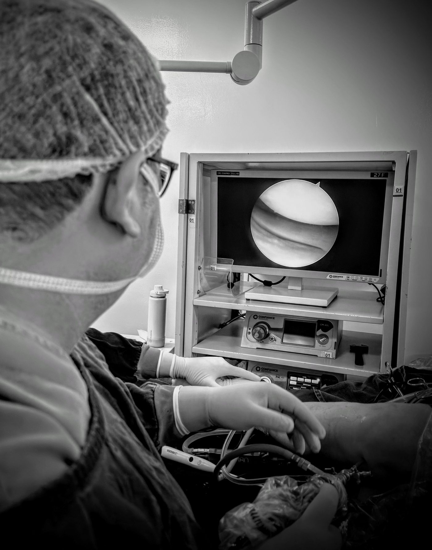 Dr. Roberto Rodrigues durante artroscopia do joelho, acompanhando o monitor
