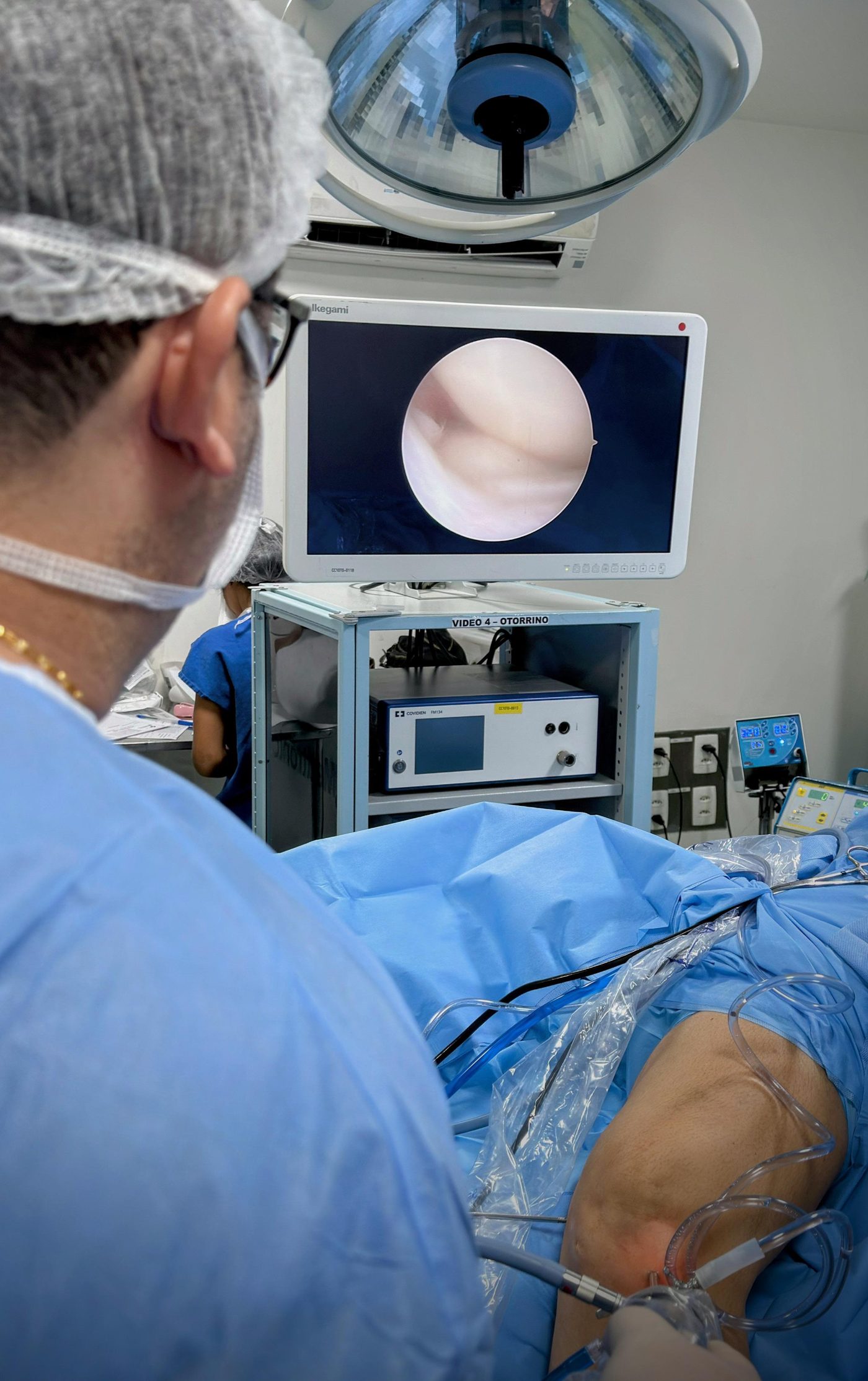Artroscopia do joelho: o Dr. Roberto acompanha as imagens da articulação no monitor