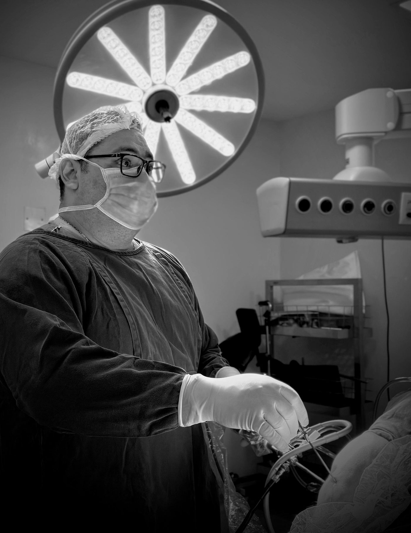 Dr. Roberto Rodrigues em cirurgia do joelho — registro em preto e branco