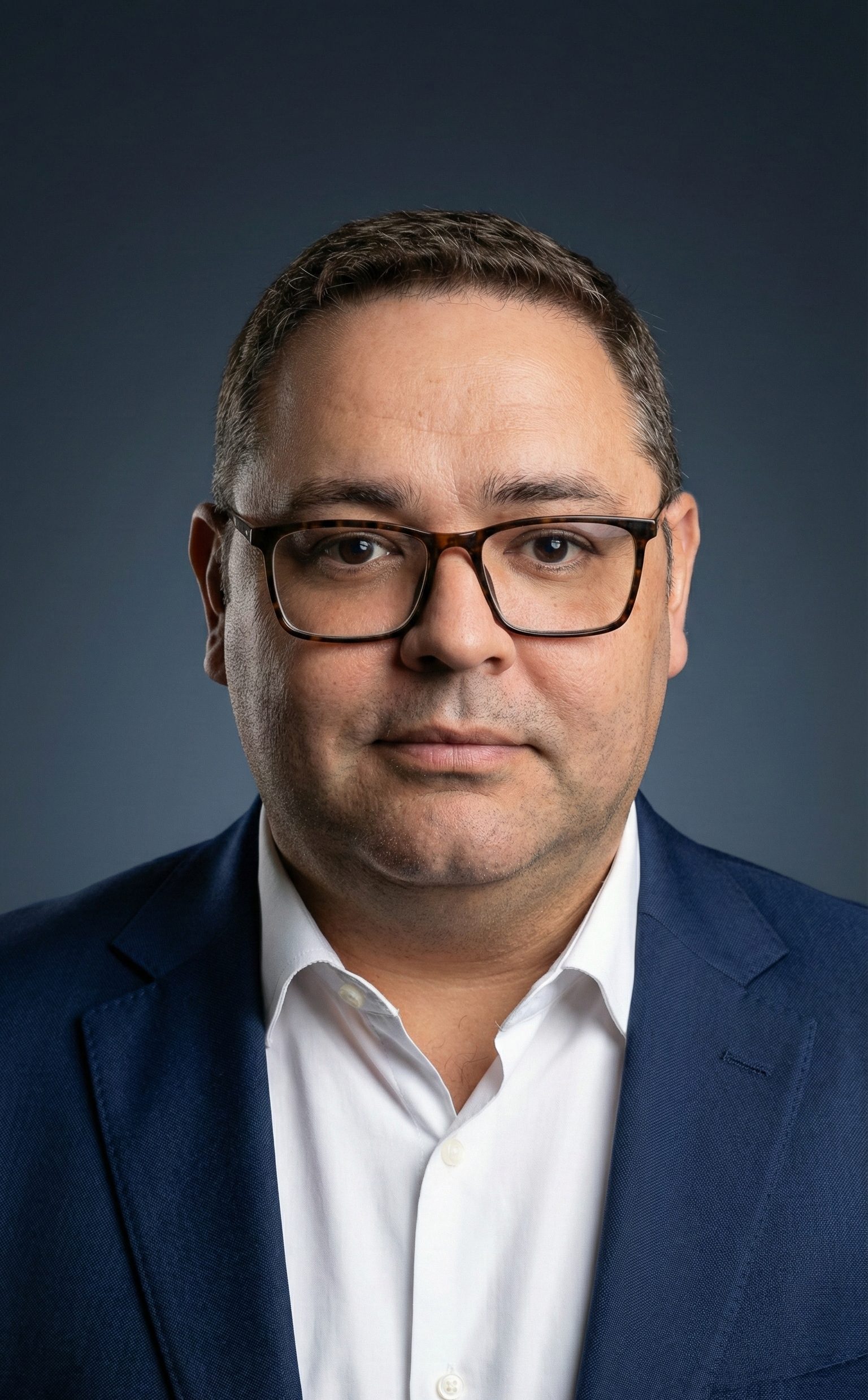 Dr. Roberto Rodrigues, ortopedista e cirurgião do joelho, retrato em fundo azul-marinho