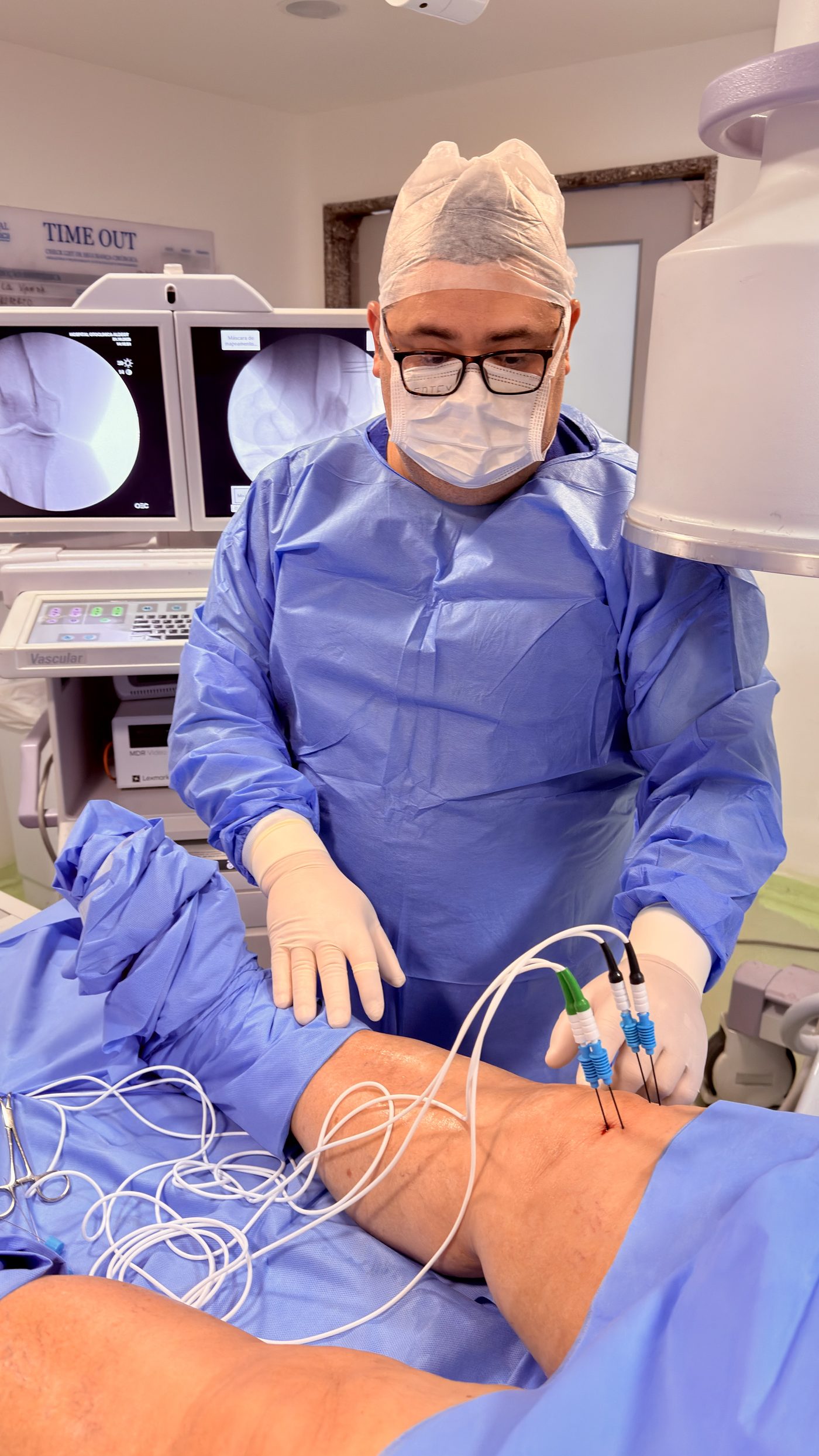 Dr. Roberto Rodrigues durante procedimento guiado por imagem para controle da dor
